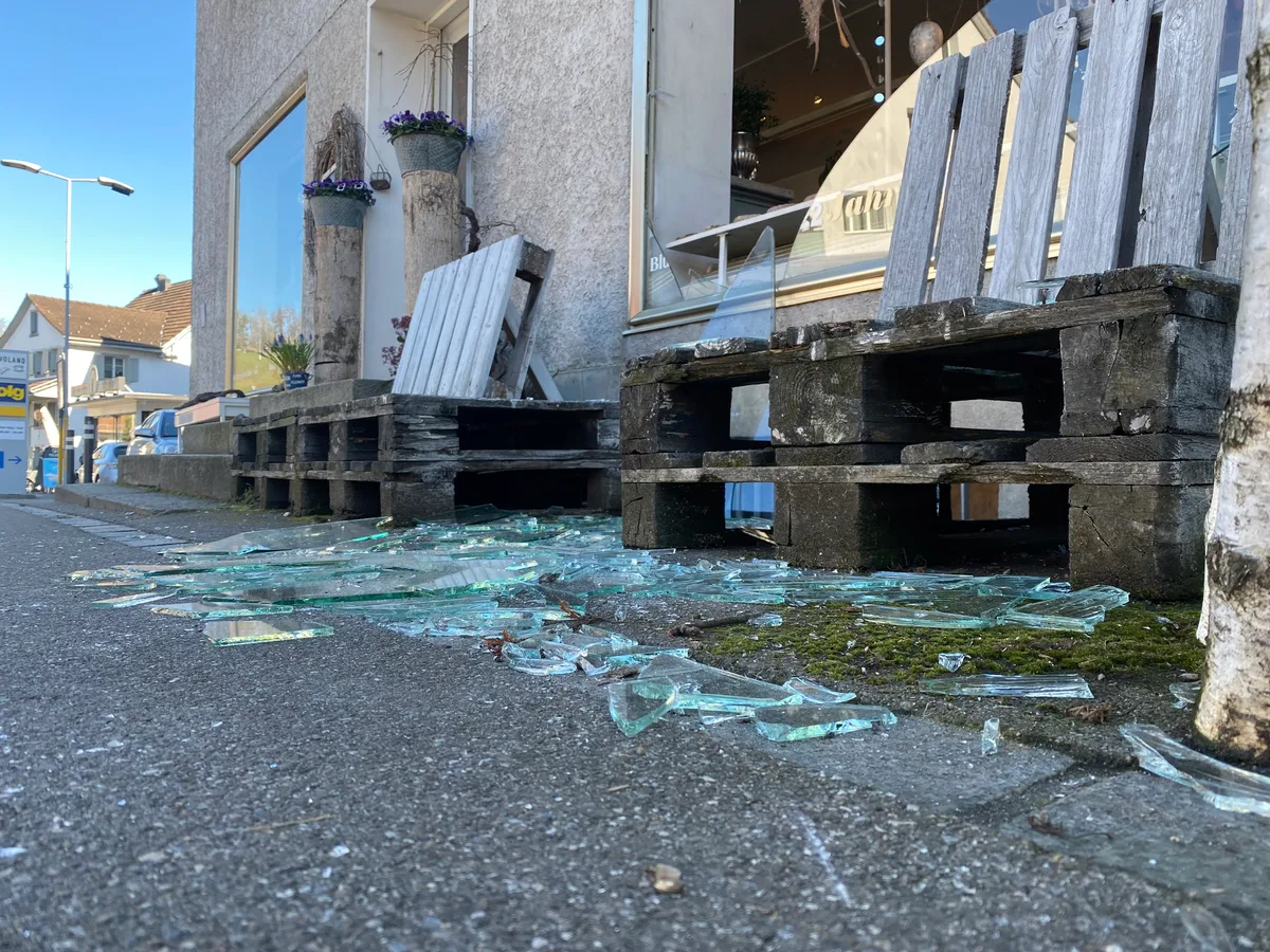 Zerborstene Fensterscheiben nach der heftigen Detonation in Illnau. Man sieht das Blumengeschäft «Gueti Idee» im Dorfzentrum, wo eine Schaufensterscheibe barst.